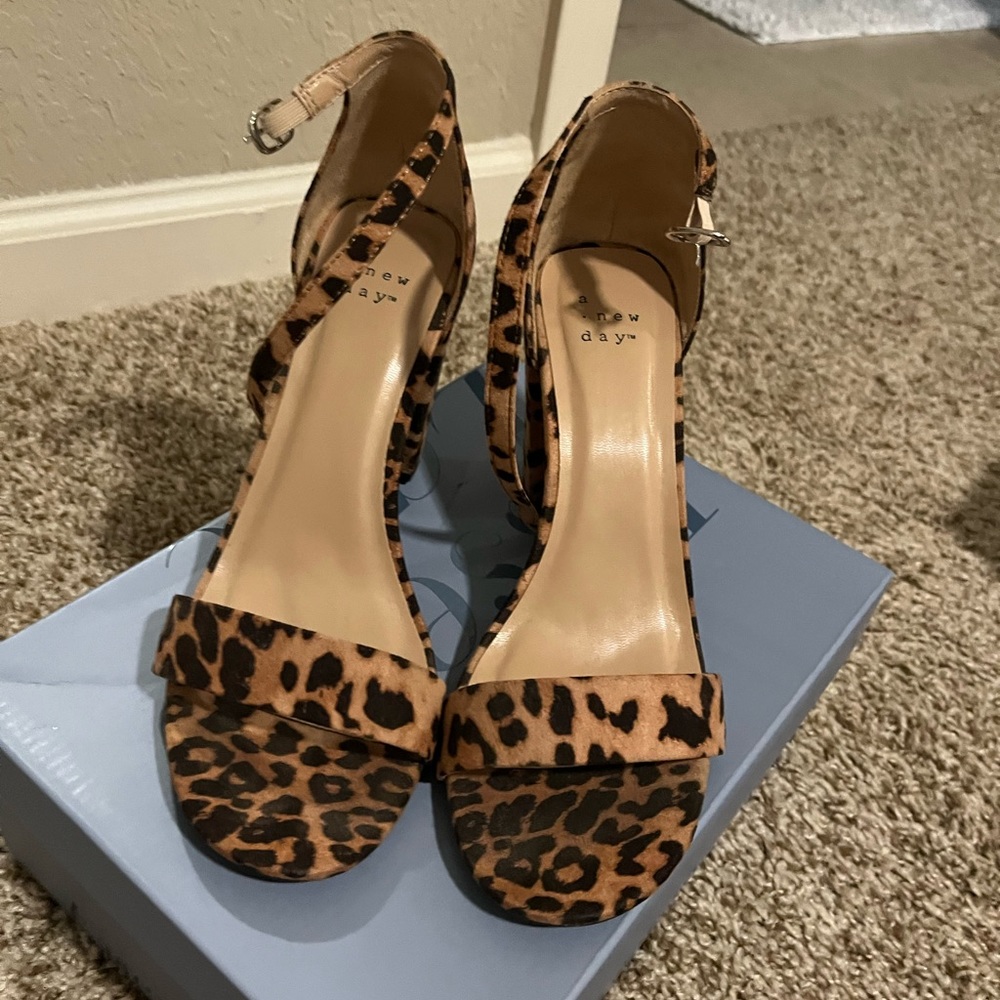 Hott cheetah print heels!!